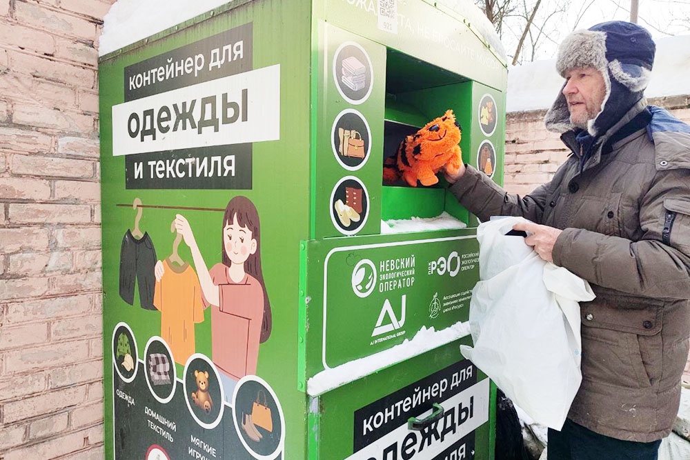 Идея установки боксов проста: хорошие вещи из них идут на благотворительность, плохие - в переработку. Идея установки боксов проста: хорошие вещи из них идут на благотворительность, плохие - в переработку.