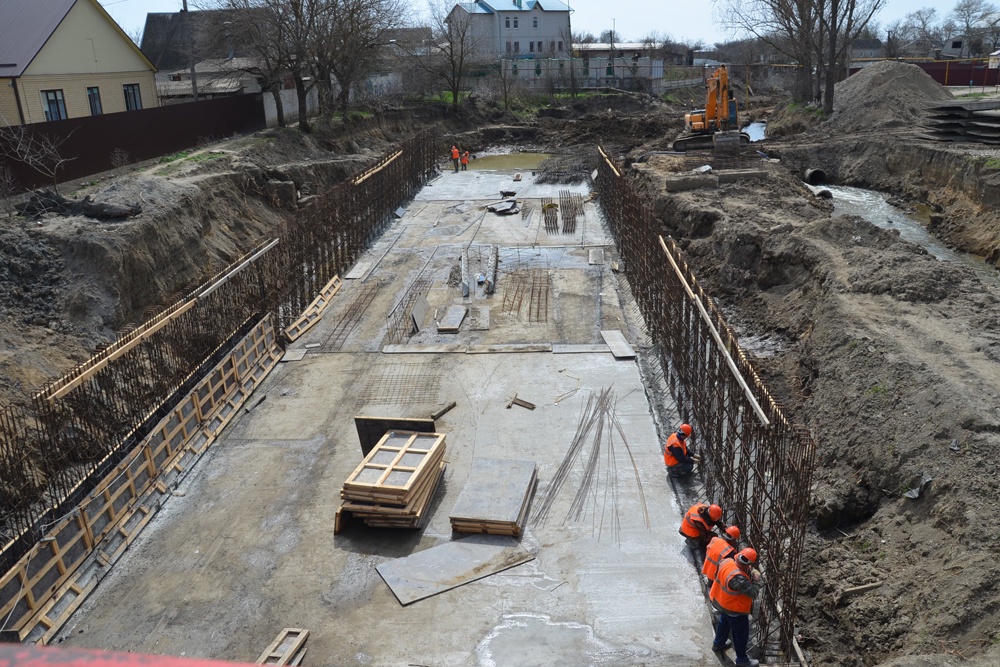 Русла опасных во время половодья рек и водоемов на Ставрополье расчищаются и "одеваются" в бетонные берега