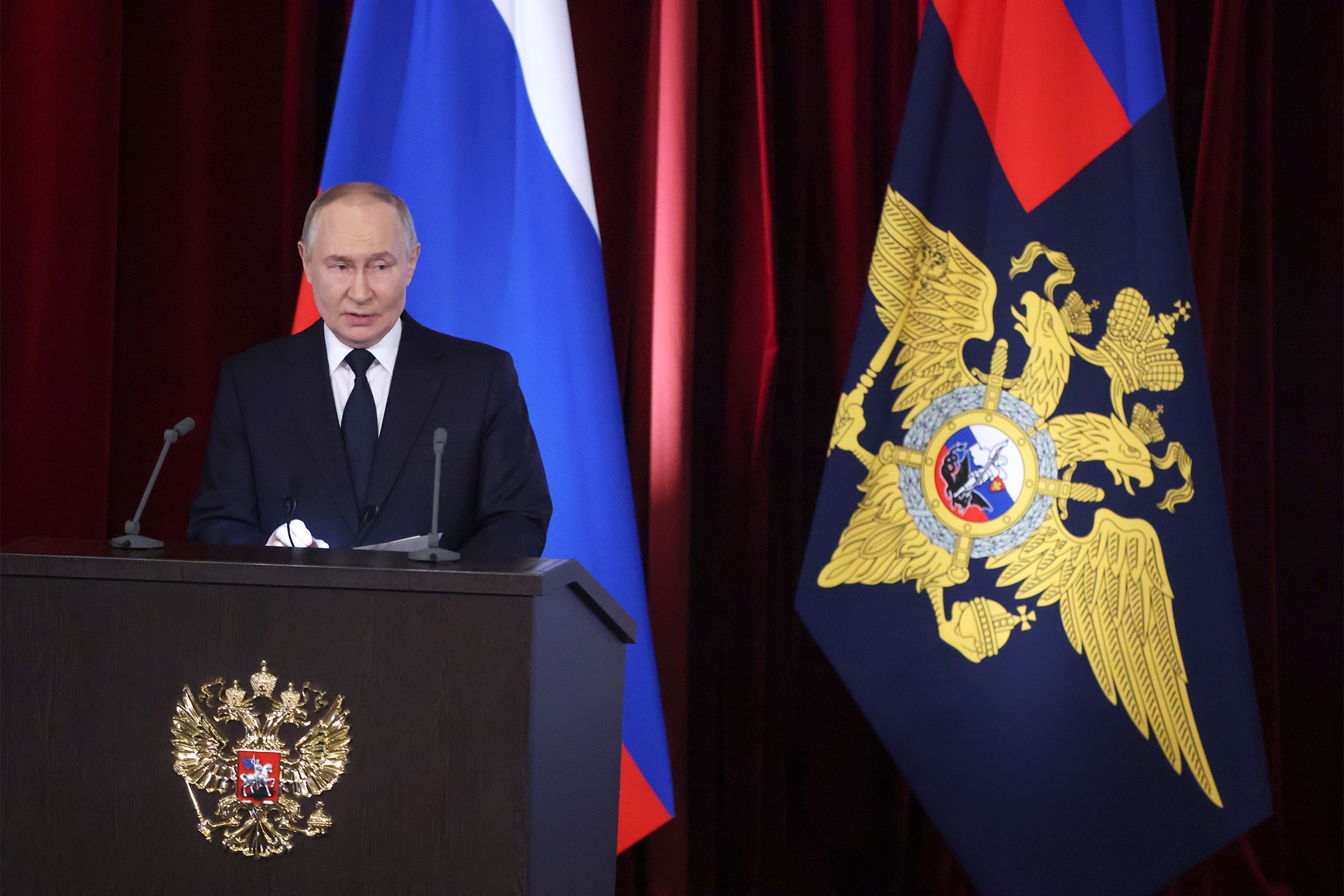 Владимир Путин поблагодарил личный состав МВД за добросовестное отношение к своим обязанностям. Владимир Путин поблагодарил личный состав МВД за добросовестное отношение к своим обязанностям.