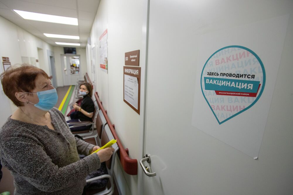 До начала "клещевого сезона" еще можно успеть привиться, причем бесплатно. 