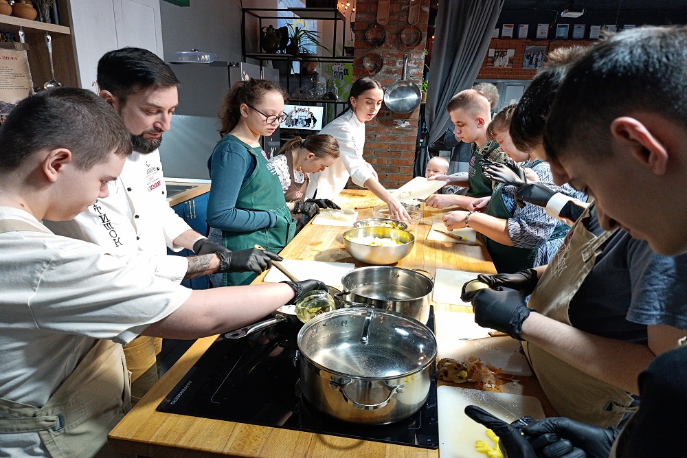 В "Инклюзивной кухне добра" всегда царит атмосфера тепла и уюта
