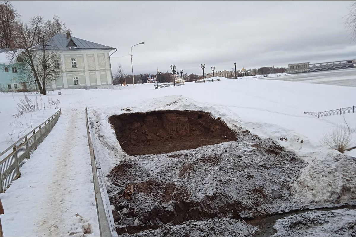 Экскаватор разрыл склоны берега Волги по обе стороны, местные жители рассказали, что оголился угол бревенчатых стен.
