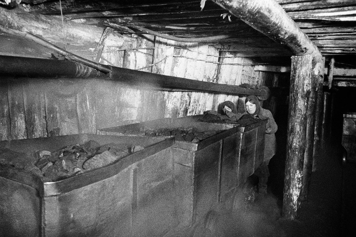 Женщины на подземных работах в забое шахты "Тулауголь". 1943 год. Женщины на подземных работах в забое шахты "Тулауголь". 1943 год.