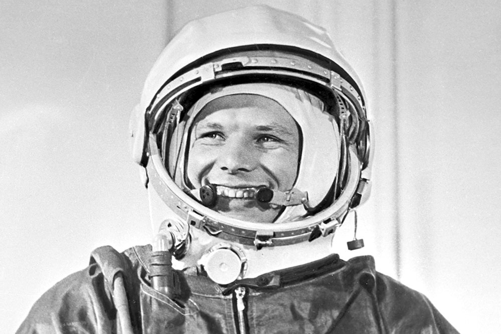 Юрий Гагарин в скафандре "СК-1" перед историческим стартом космического корабля "Восток-1" с космодрома Байконур, 1961 год. Кадр из фильма "Первый рейс к звездам" - кинофильм 1961 года. Киностудии ЦСДФ совместно с "Моснаучфильмом". Из архива "Издательство АПН". Юрий Гагарин в скафандре "СК-1" перед историческим стартом космического корабля "Восток-1" с космодрома Байконур, 1961 год. Кадр из фильма "Первый рейс к звёздам" - кинофильм 1961 года. Киностудии ЦСДФ совместно с "Моснаучфильмом". Из архива "Издательство АПН".