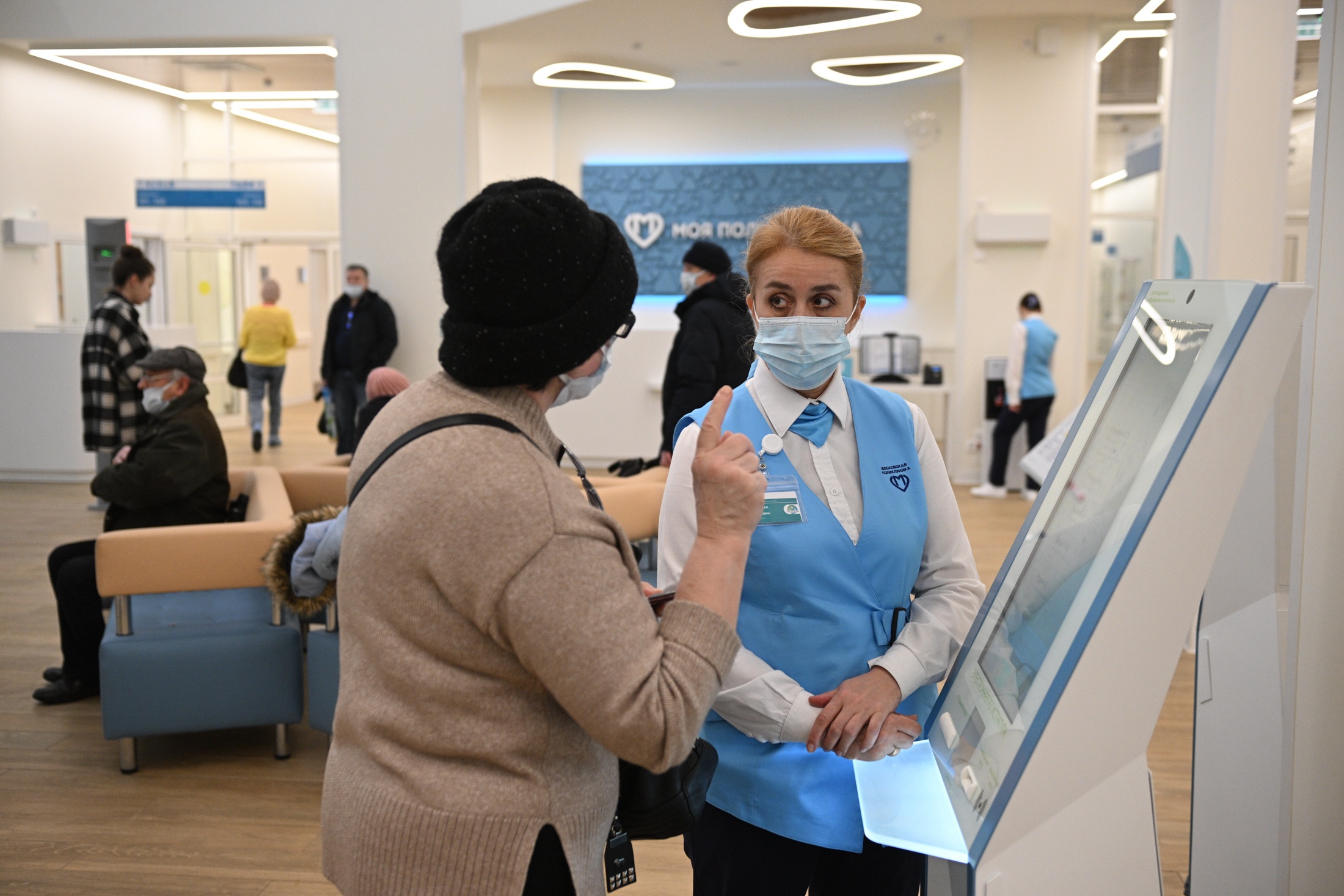 Пациентка в холле новой поликлиники в одном из районов Москвы. Пациентка в холле новой поликлиники в одном из районов Москвы.