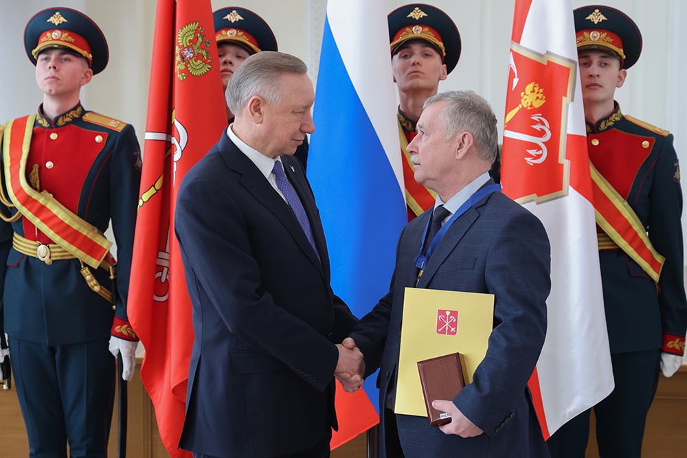 Александр Беглов вручает награду Игорю Вильниту/ Александр Беглов вручает награду Игорю Вильниту/
