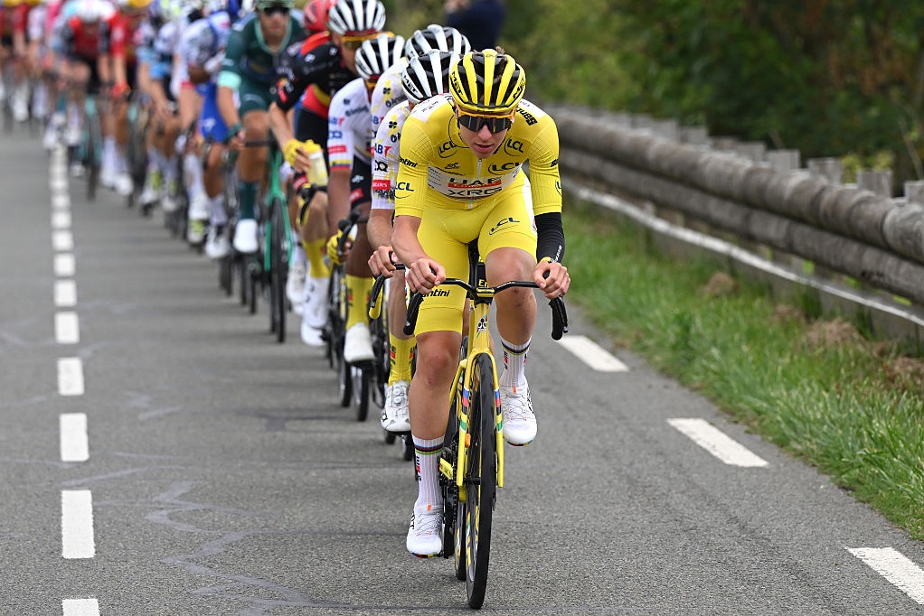 Сильнейший велогонщик мира Тадей Погачар в желтой майке лидера генерального зачета ведет группу на одном из этапов Тур де Франс. 2025 г.