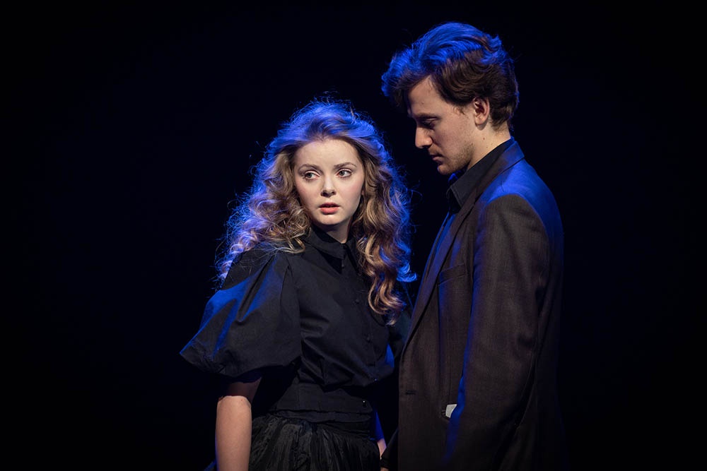 Героине Виктории Волоховой всего 17 лет. Она ждет ответных чувств от Господина Н. (Федор Федотов).