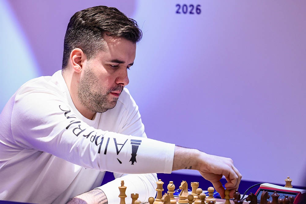 Ян Непомнящий был рейтинг-фаворитом соревнований (2723) и подтвердил статус, победив в четырех партиях на старте и показав стабильную игру.