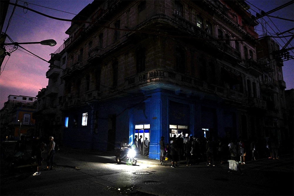  На Кубе произошел масштабный блэкаут, без света остался центральный регион 