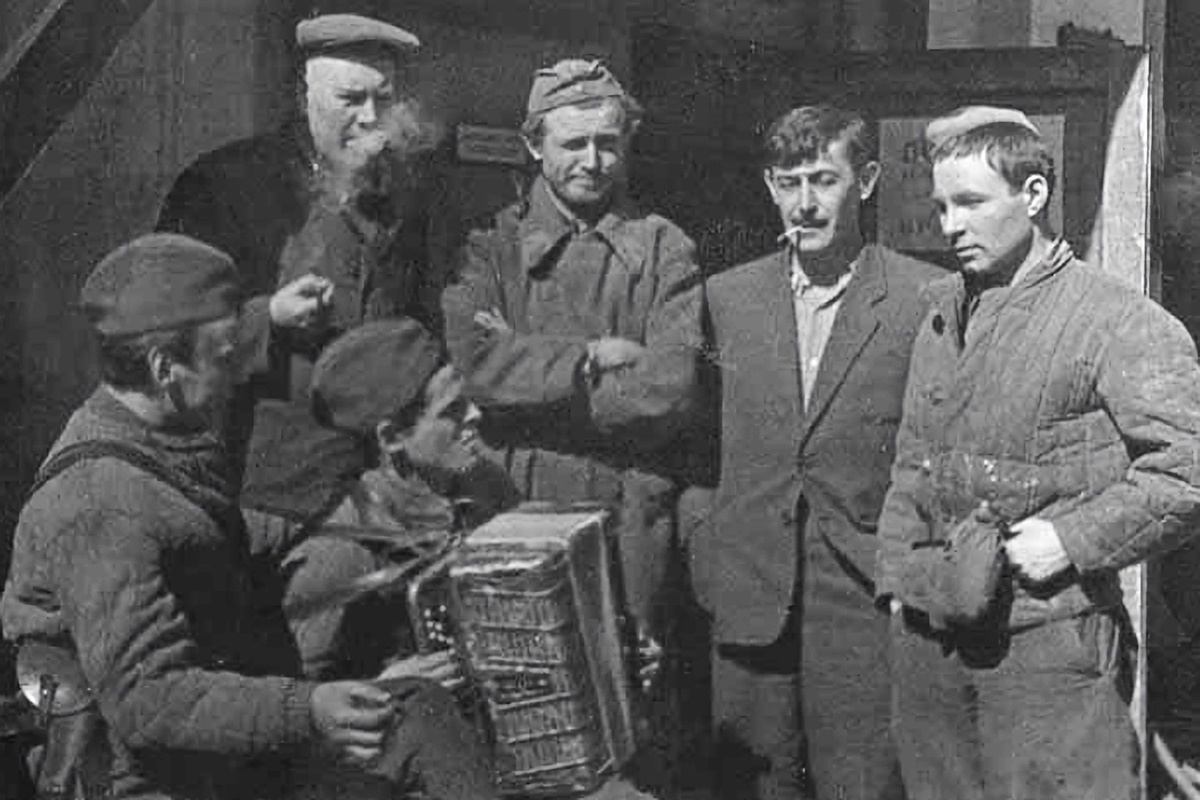Виктор Некрасов (второй справа) на съемках фильма "Солдаты" ("В окопах Сталинграда"). 1956 Виктор Некрасов (второй справа) на съемках фильма "Солдаты" ("В окопах Сталинграда"). 1956