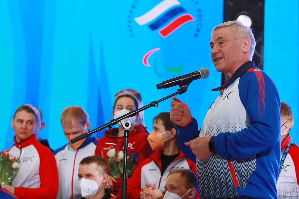 Президент Паралимпийского комитета России Павел Рожков и спортсмены-паралимпийцы. Президент Паралимпийского комитета России Павел Рожков и спортсмены-паралимпийцы.