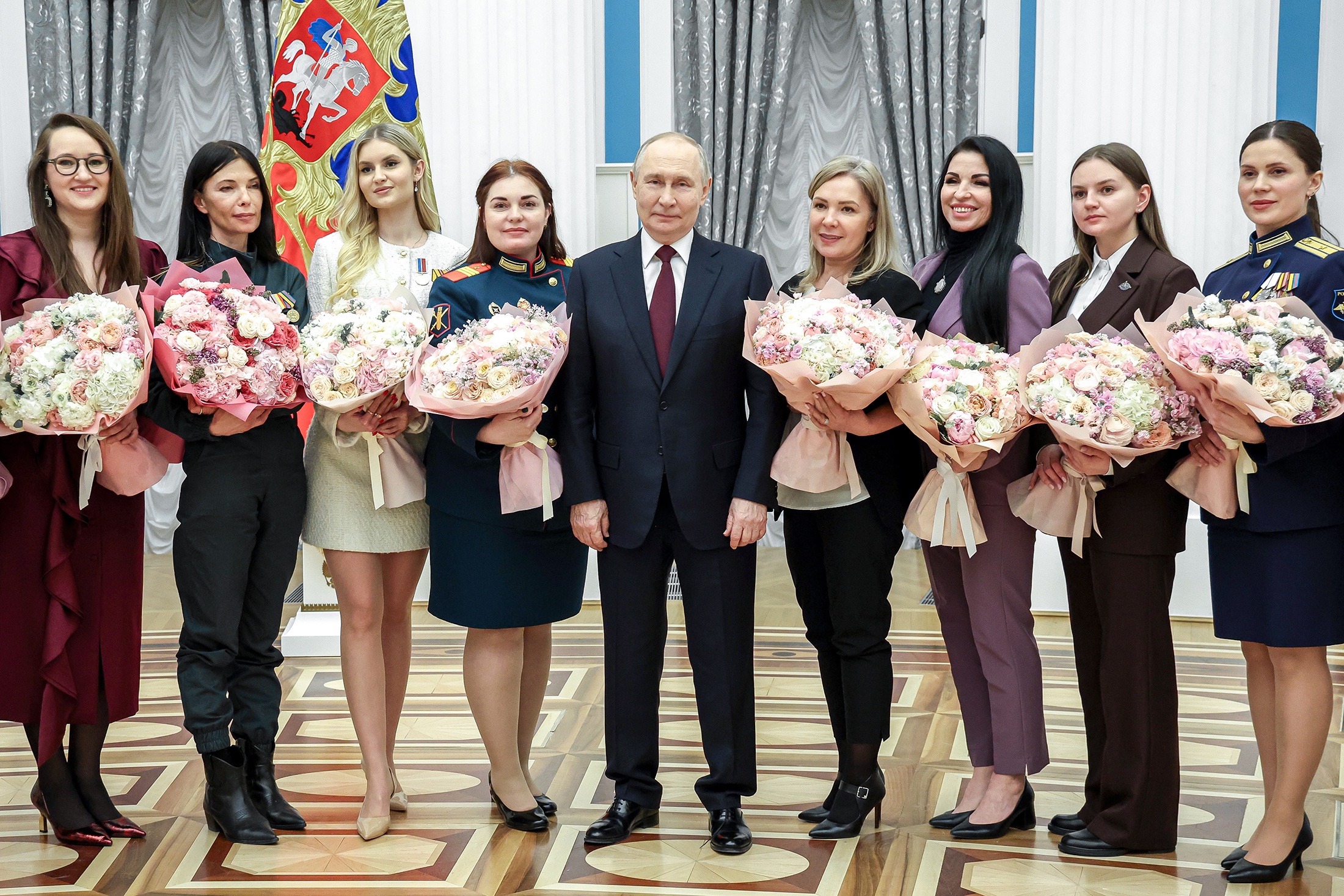 В конце встречи Владимир Путин вручил собеседницам цветы и сфотографировался с ними.