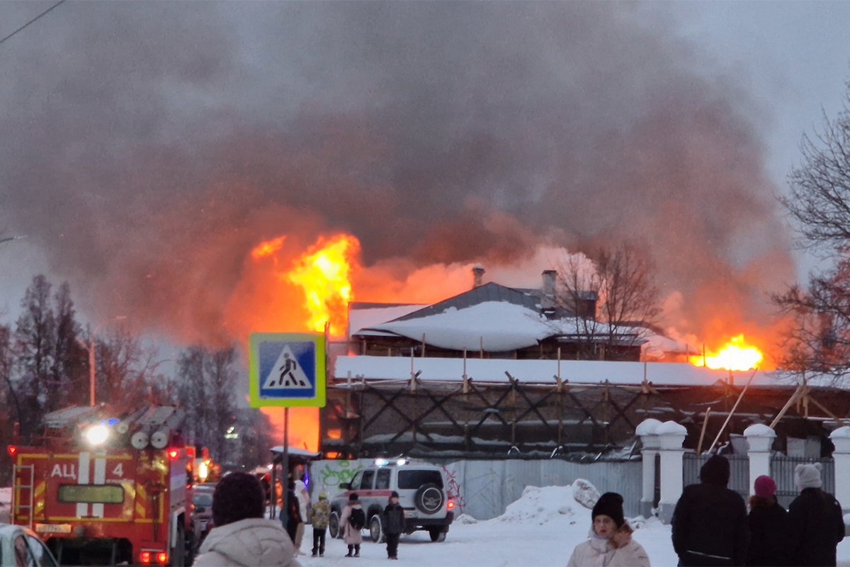 Пожар в Доме горного начальника Чарльза Гаскойна в Петрозаводске. Пожар в Доме горного начальника Чарльза Гаскойна в Петрозаводске.