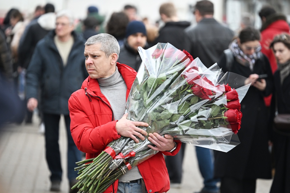 Цветы со временем стали обязательным атрибутом праздника. Цветы со временем стали обязательным атрибутом праздника.