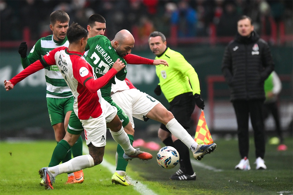 В чемпионате России любая команда, даже борющаяся за первое место, может оступиться в игре с середняком или аутсайдером. Нешуточная борьба идет во всех матчах.