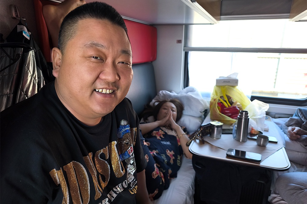 Пассажир Лю Чень едет домой на поезде: дешевле, чем самолетом, и можно взять больше багажа.