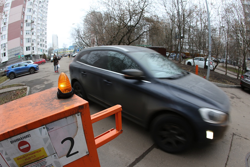 Мошенники научились пропускать через шлагбаум в любой двор тех, кто им заплатит.