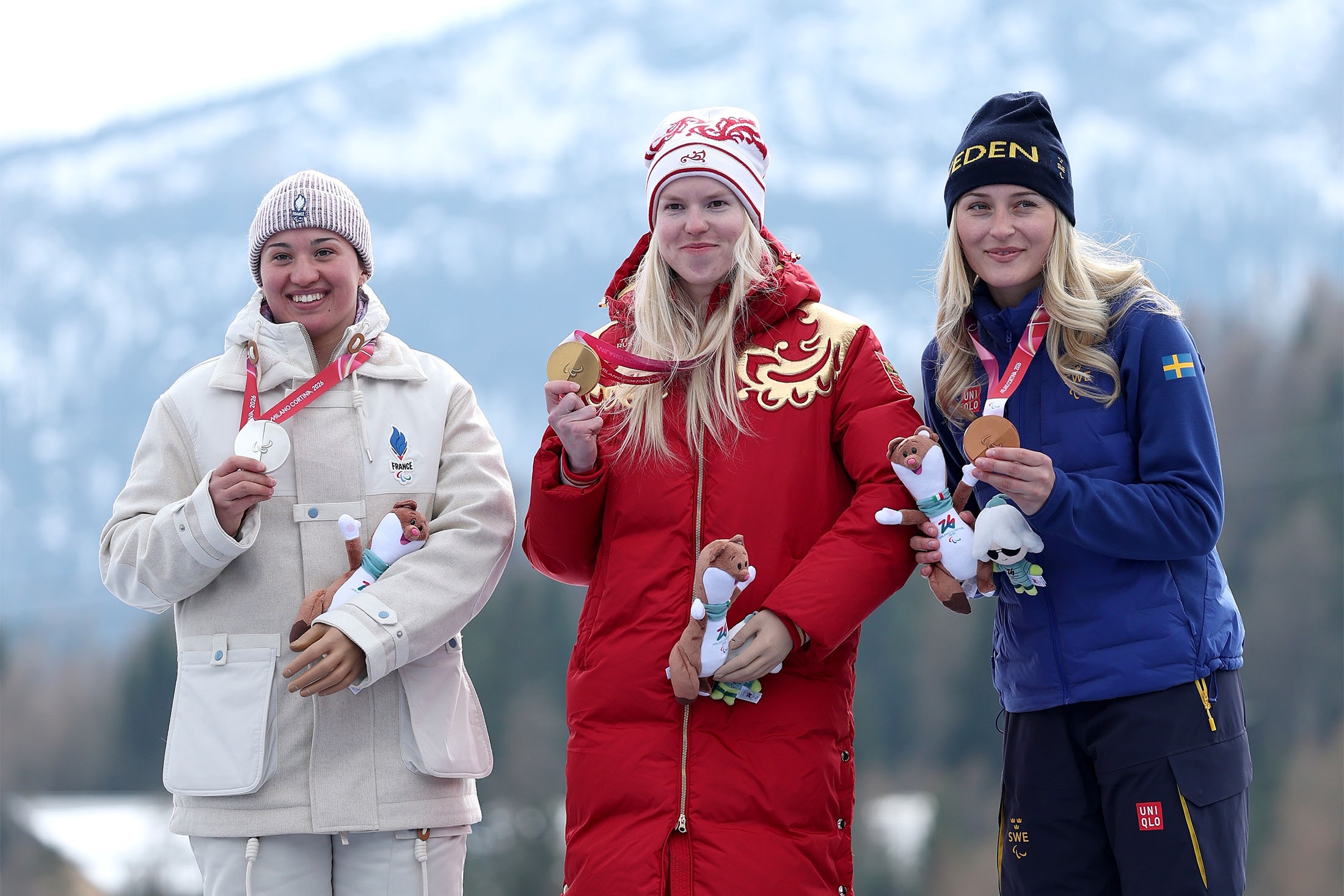 На трассе наша горнолыжница Варвара Ворончихина (в центре)
не оставила соперницам ни единого шанса.