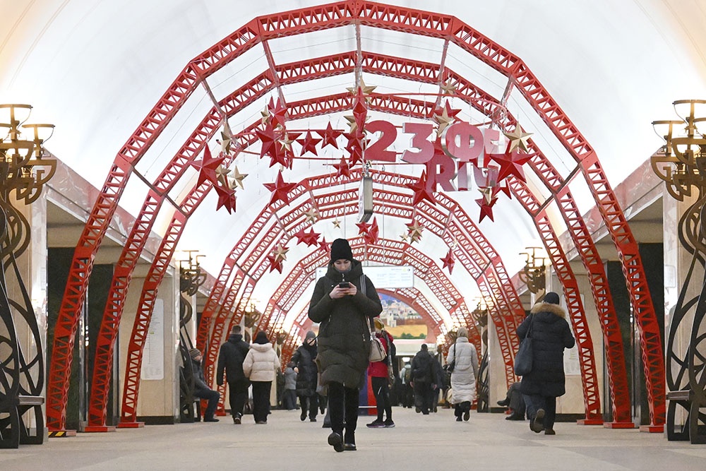 Украшения на станции "Трубная" московского метрополитена ко Дню защитника Отечества.