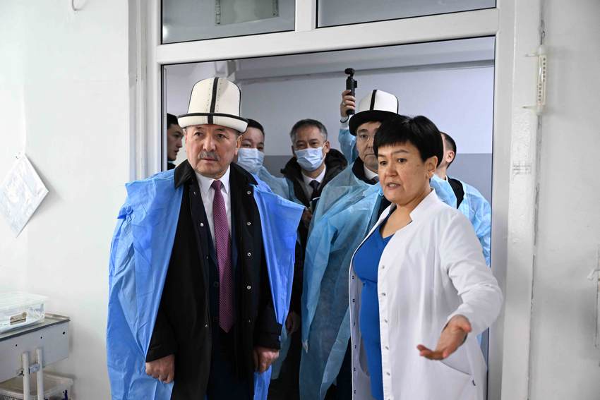 Главе правительства КР показали реальные условия, в которых работают медики.