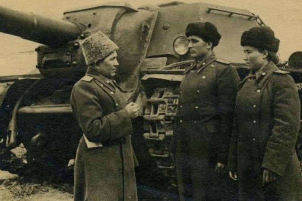 Начальник Челябинского танкового училища Алексей Казаков и курсанты Иван и Александра Бойко. Ноябрь 1943 г.