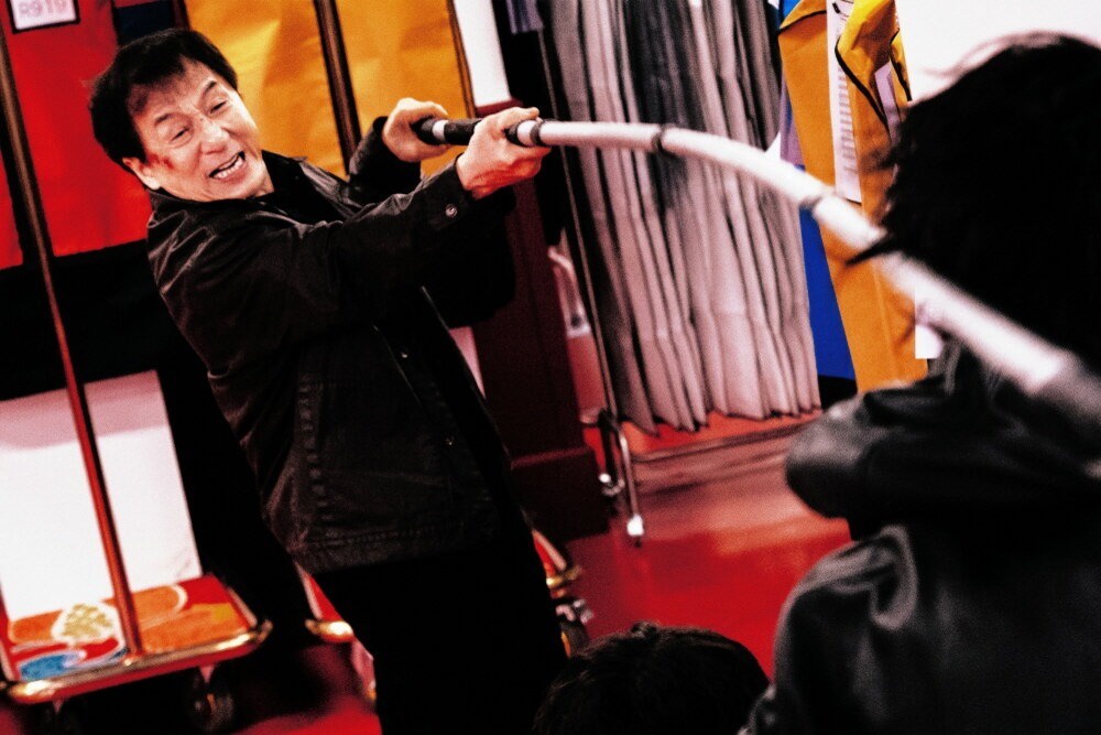 Герой Джеки Чана показывает молодым коллегам, как легким движением сразить противника.