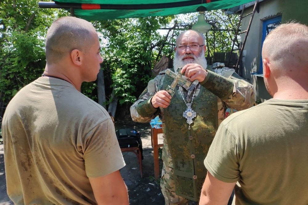 Священник Святослав Чурканов и бойцы Росгвардии после Таинства Причащения. 