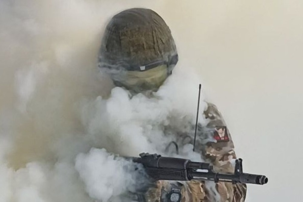 Враг нередко применяет дымовые завесы, чтобы остановить продвижение наших морпехов, но тщетно.