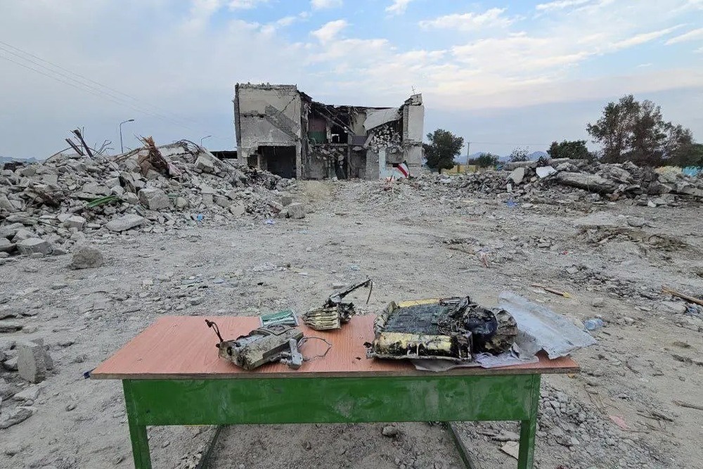 Обломки американской ракеты "Томагавк", найденные рядом с руинами иранской школы, где погибли 175 детей. Как заявил Трамп, ему известно о расследовании этого инцидента, но какими бы ни были его результаты, он "готов с этим смириться". 