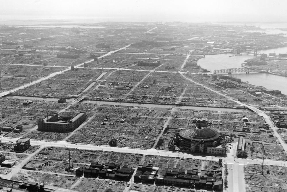 Жилые кварталы Токио были полностью уничтожены американскими бомбами и напалмом.