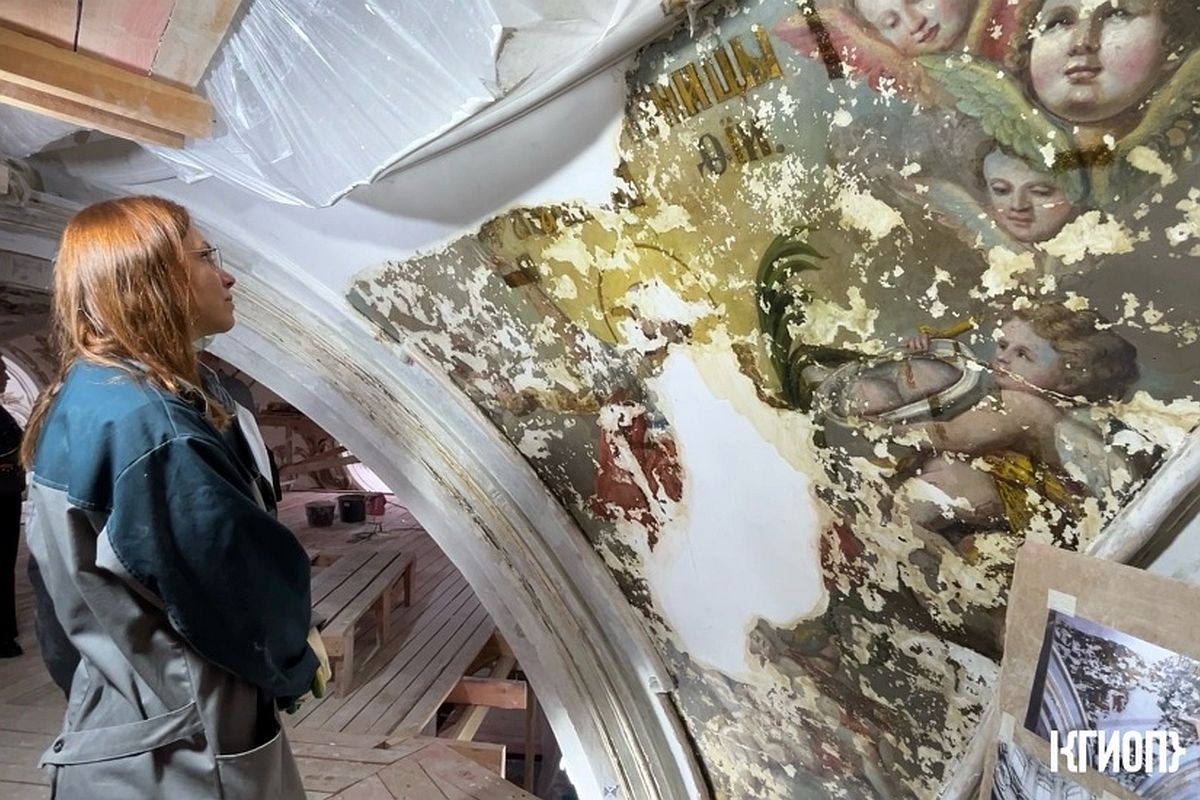 На вогнутой поверхности парусов под барабаном раскрыты фрагменты росписи масляными красками по штукатурке с изображением Святых Великомучениц. На вогнутой поверхности парусов под барабаном раскрыты фрагменты росписи масляными красками по штукатурке с изображением Святых Великомучениц.