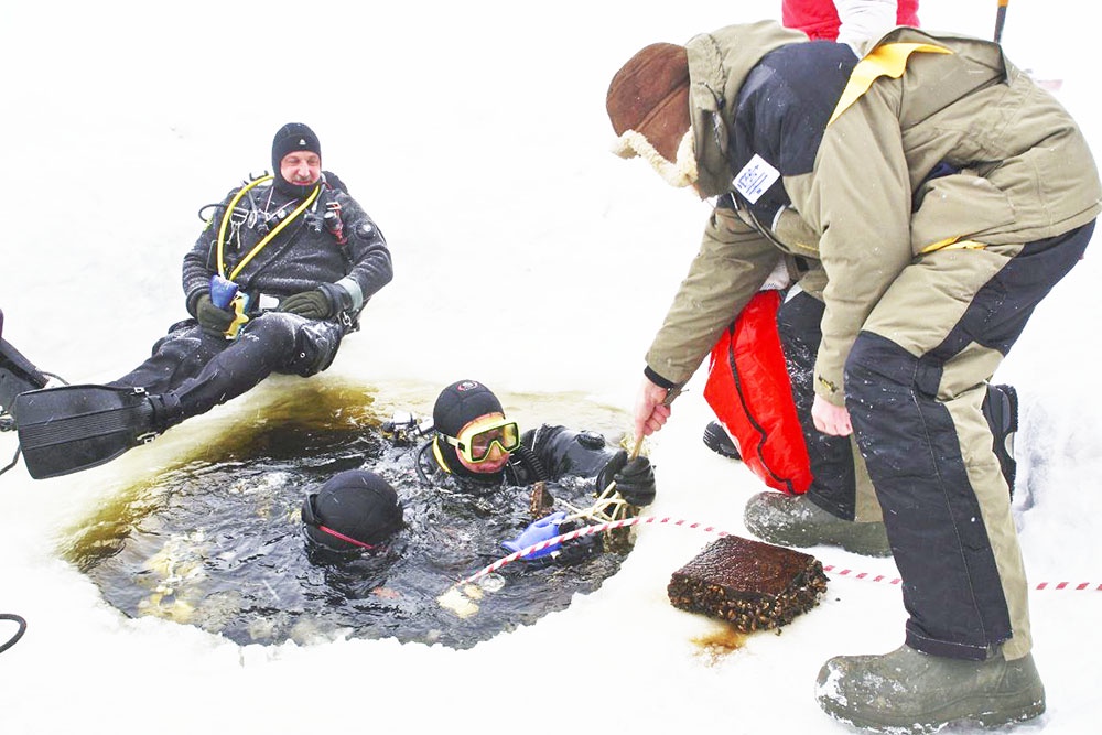 Зимой погружению не мешают волны, а по льду можно легко добраться до нужной точки.