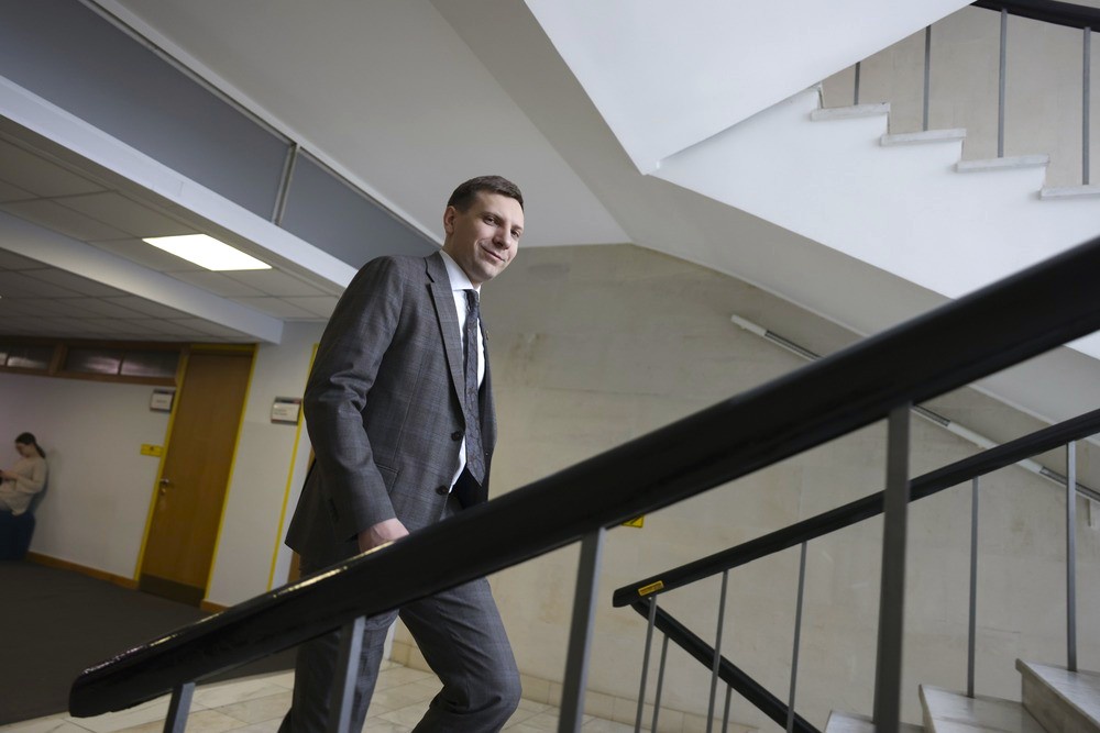 Артур Азаров: Надо начинать жить по своим правилам, исходя в этот труднейший период из интересов государства.