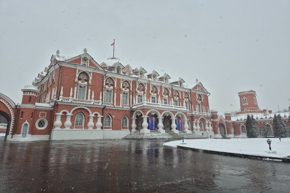 Петровский путевой дворец в Москве. Петровский путевой дворец в Москве.
