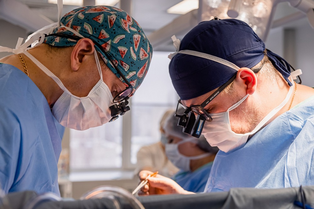 Кардиохирурги провели одновременно две манипуляции на открытом сердце.