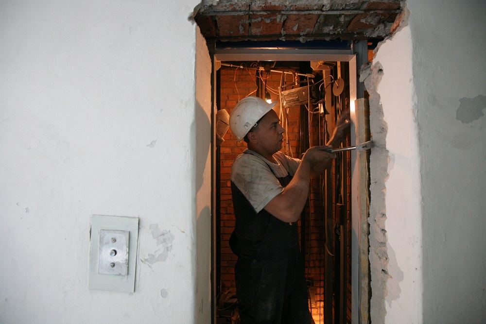 Всего в регионе насчитывается 1033 лифта, подлежащих обязательной замене в связи с истечение нормативного срока эксплуатации.