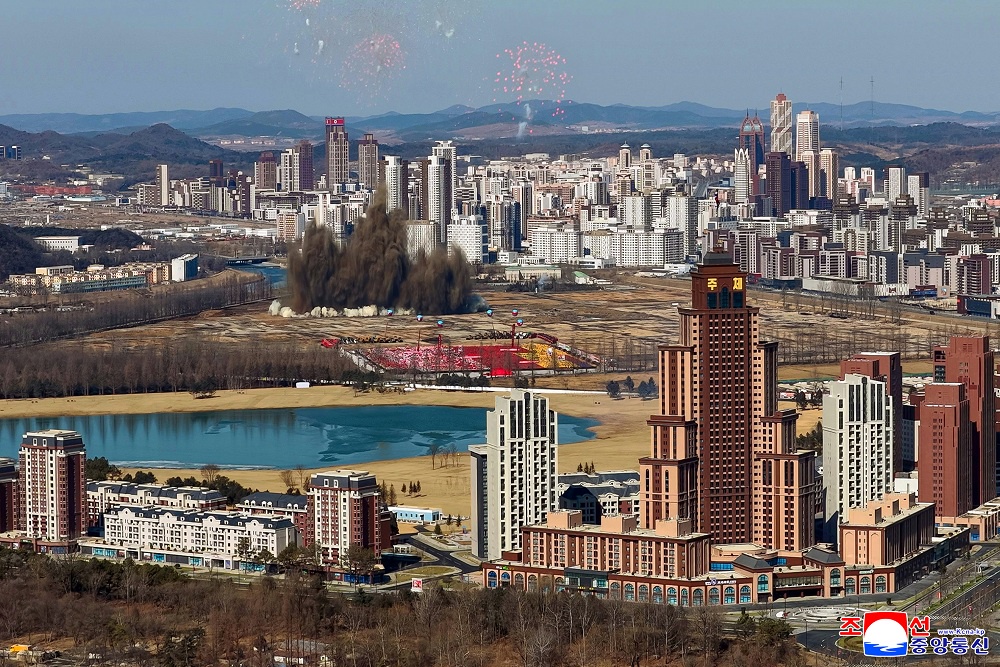 Перевыполнен план строительства 50 тысяч квартир в Пхеньяне, намеченный на VIII съезде Трудовой партии Кореи.