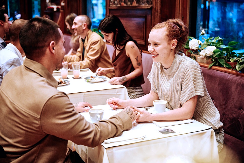 Чтобы ощутить симпатию, нужны эмоции, которые можно почувствовать только при встрече.