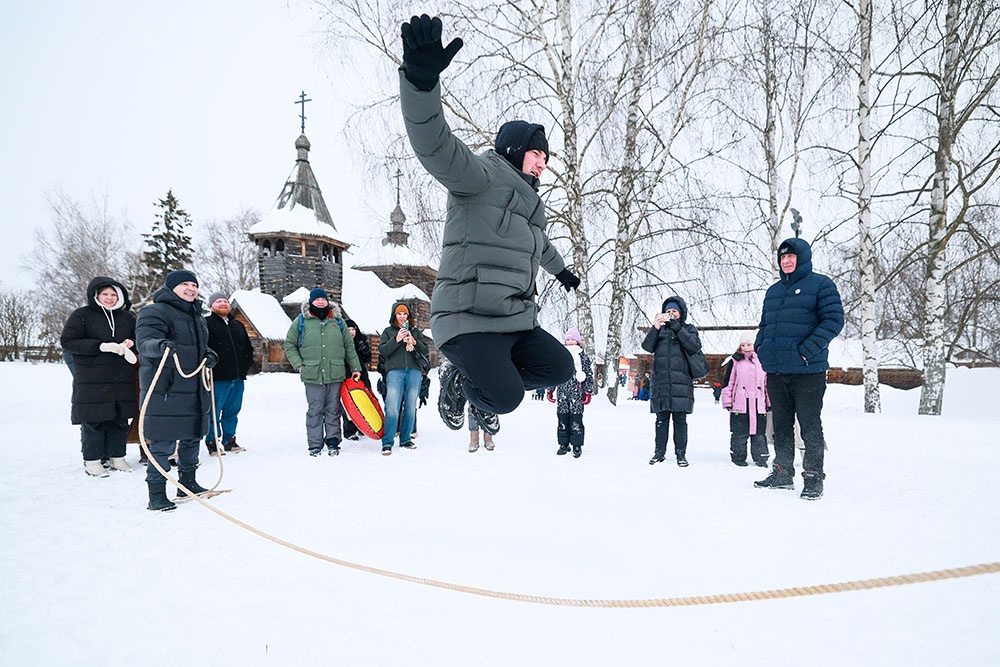 Обратить внимание в Суздале стоит на Музей деревянного зодчества, где проходит выставка "Крестьянские дети".