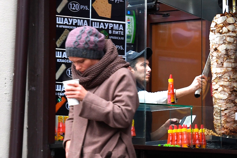 Устроиться на работу шаурмистом несложно - вакансий всегда хватает.