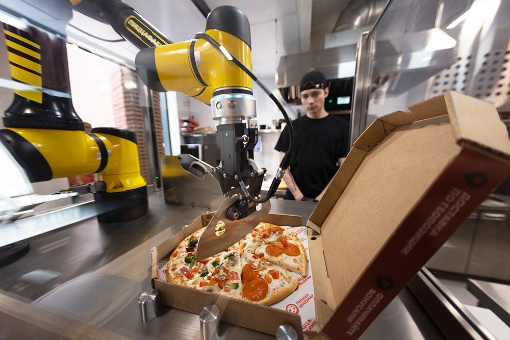 Железная рука безопасна. По периметру устройства стоят датчики, которые остановят машину, если рядом с ножами окажется что-то кроме пиццы.