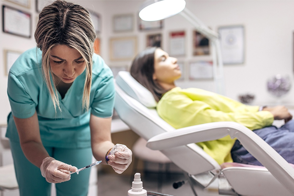 Даже такие простые процедуры, как уколы красоты, сопряжены с серьезными рисками.