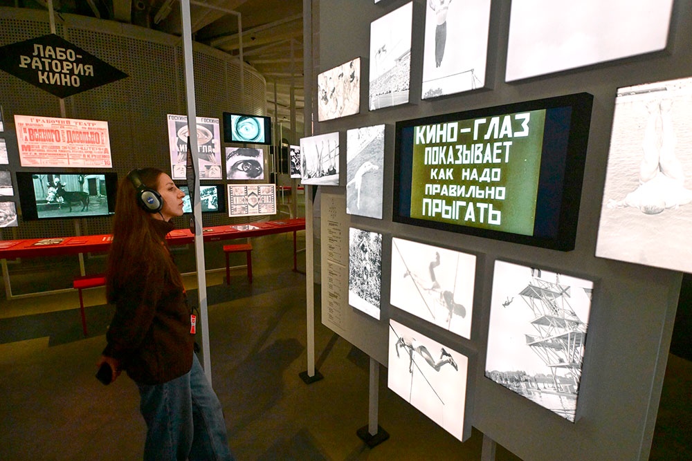 Киноглаз открывал законы естествознания, природы. А мог показать, "как надо правильно прыгать" с вышки в воду.