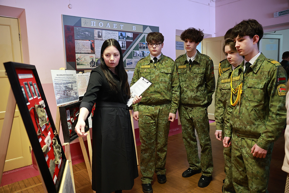 Ребята разных классов развернули соревнование, кто внесет больше средств на изготовление скульптурного портрета Николая Гастелло.