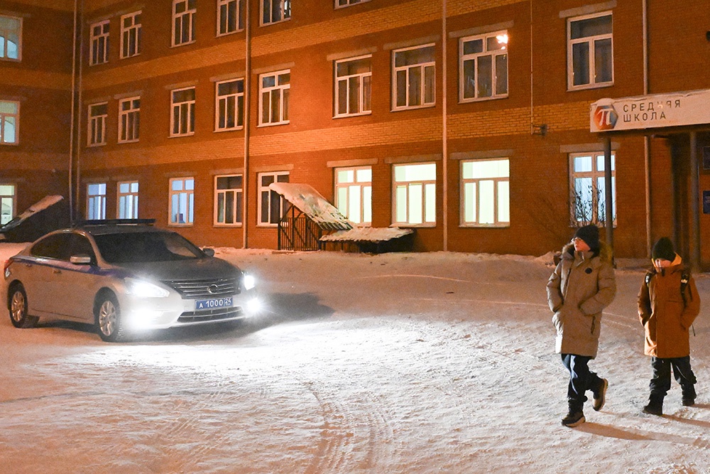 Школа в Красноярске, где восьмиклассница устроила поджог, напала на учителя и одноклассников. 