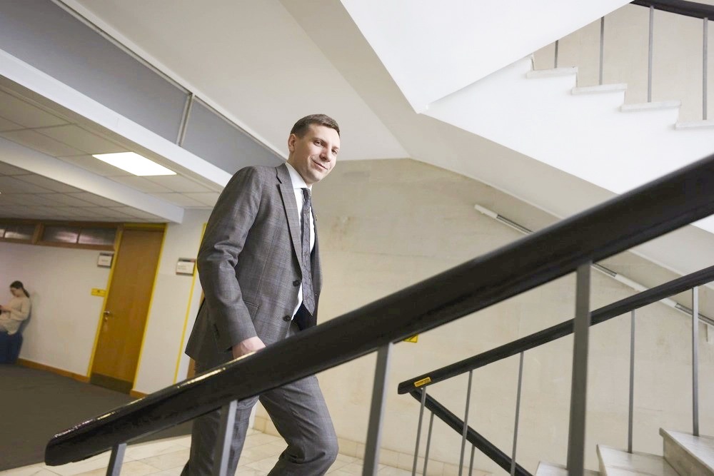 Артур Азаров: Надо начинать жить по своим правилам, исходя в этот труднейший период из интересов государства.