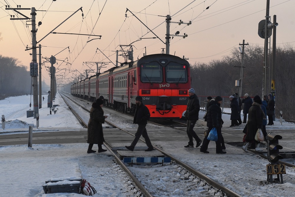 В первую очередь сокращены дневные поезда и рейсы выходного дня.
