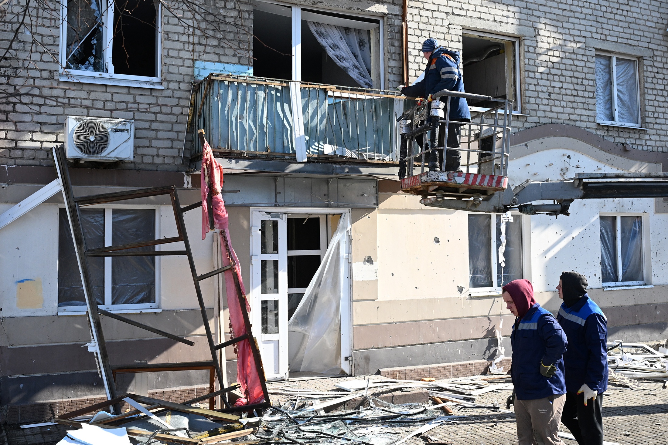 В результате атаки было повреждено больше 70 объектов недвижимости.