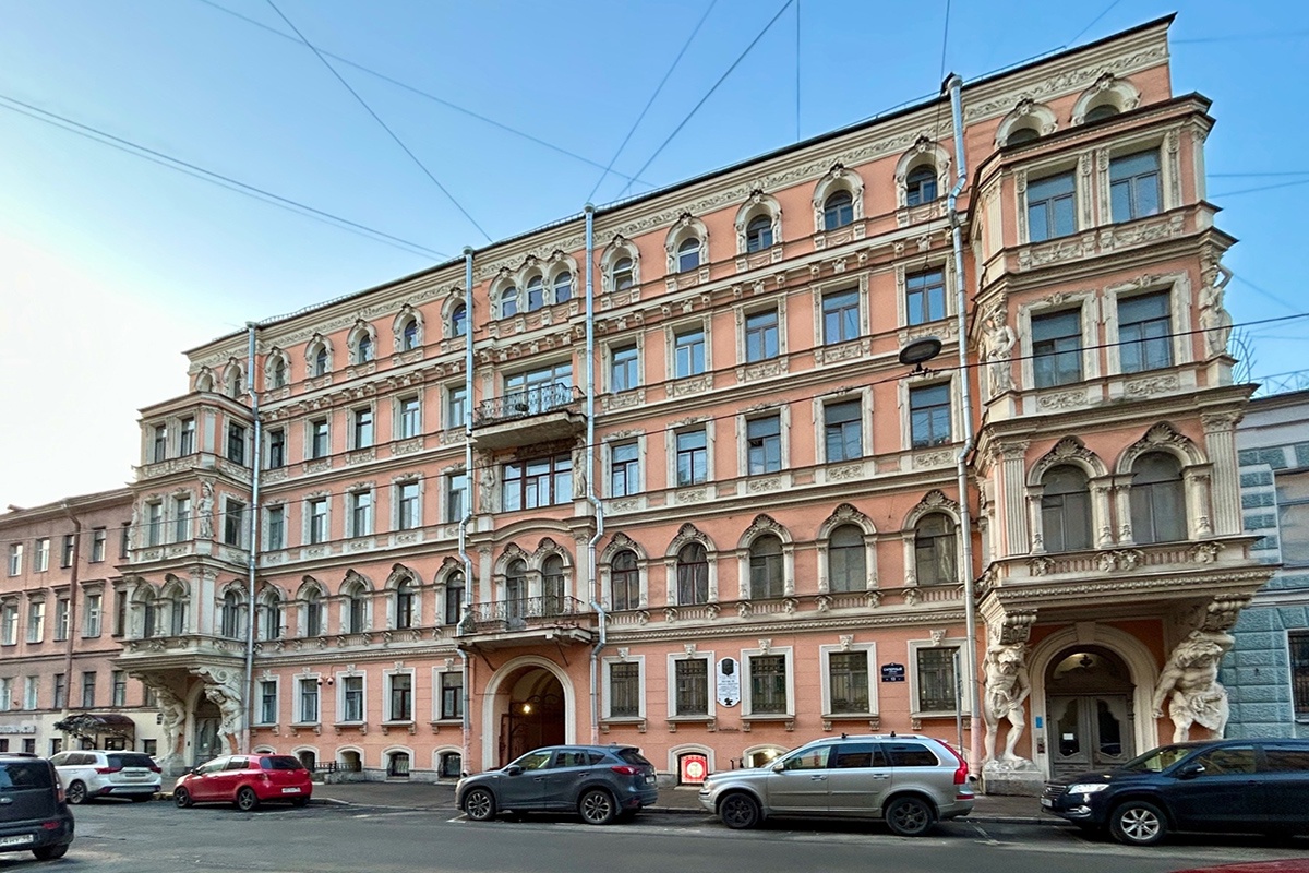 Здание построили в 1880-1881 годах по проекту архитектора Павла Дейнеки.